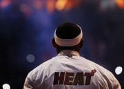 开云棋牌入口-詹姆斯再破历史纪录，太阳三巨头全面压制快船，西部格局迎来新变数