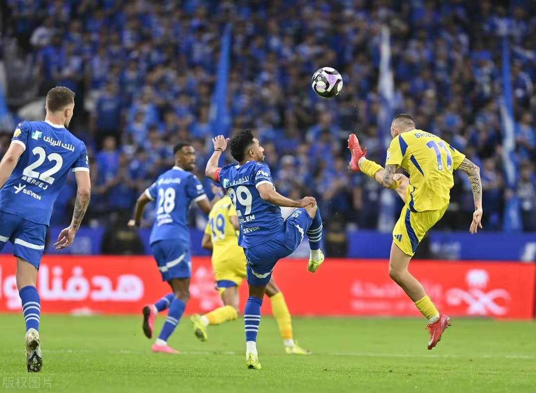 沙尔克队客场不敌对手，遭遇惨痛失利