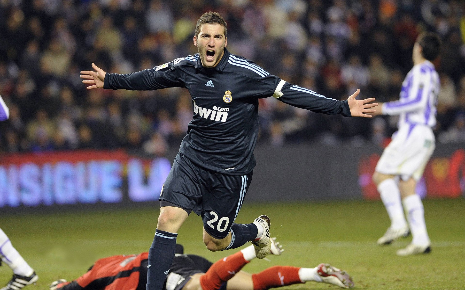 完美伦纳德与血性广厦，当个人英雄主义遭遇团队铁血